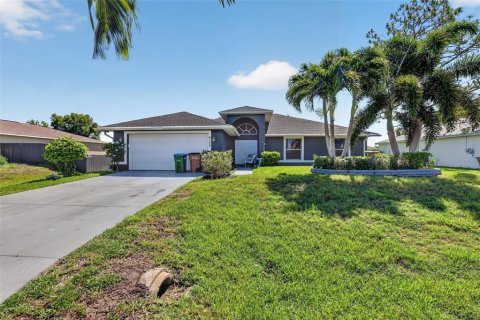 House in Cape Coral, Florida 3 bedrooms, 176.42 sq.m. № 2131512