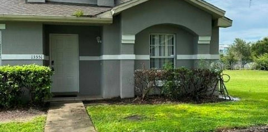 House in Orlando, Florida 3 bedrooms, 104.79 sq.m. № 2283764