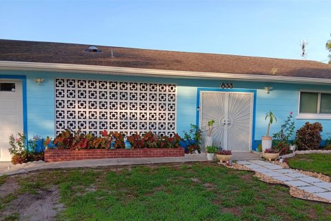 House in Lakeland, Florida 3 bedrooms, 157.38 sq.m. № 2104019