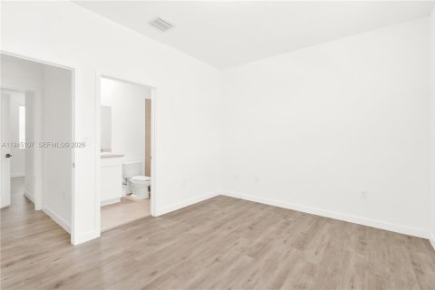 Townhouse in Florida City, Florida 2 bedrooms, 112.23 sq.m. № 2001442 - photo 11