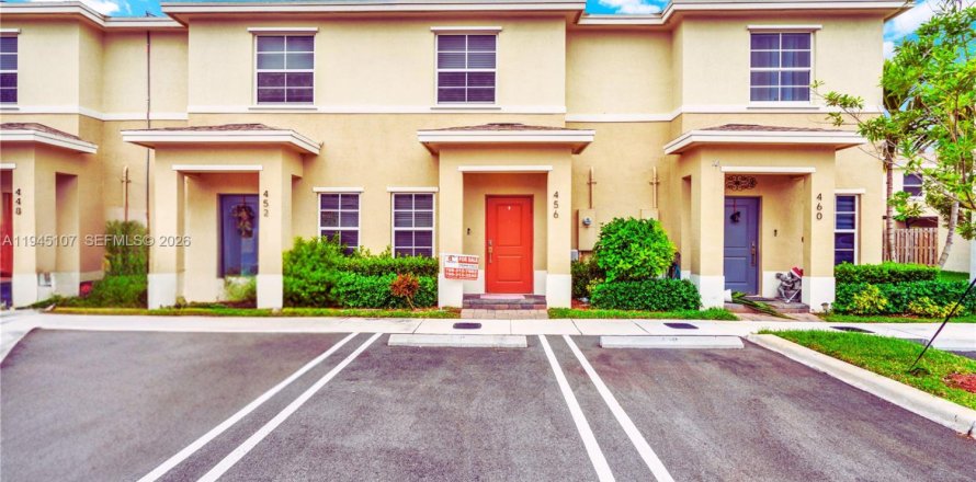 Townhouse in Florida City, Florida 2 bedrooms, 112.23 sq.m. № 2001442