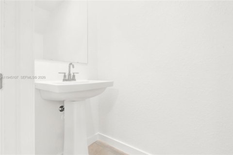 Townhouse in Florida City, Florida 2 bedrooms, 112.23 sq.m. № 2001442 - photo 4