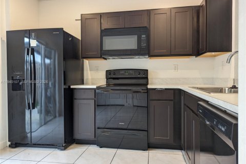 Townhouse in Florida City, Florida 2 bedrooms, 112.23 sq.m. № 2001442 - photo 6