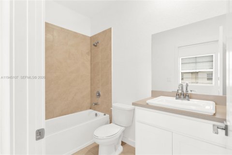 Townhouse in Florida City, Florida 2 bedrooms, 112.23 sq.m. № 2001442 - photo 12