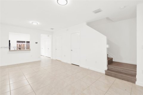 Townhouse in Florida City, Florida 2 bedrooms, 112.23 sq.m. № 2001442 - photo 2