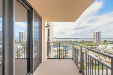 Condo in Daytona Beach Shores, Florida, 2 bedrooms  № 2378947 - photo 17
