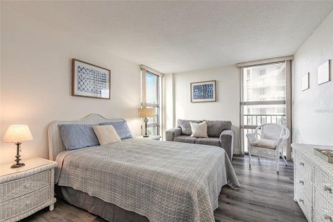 Condo in Daytona Beach Shores, Florida, 2 bedrooms  № 2378947 - photo 25