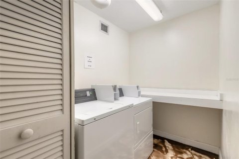 Condo in Daytona Beach Shores, Florida, 2 bedrooms  № 2378947 - photo 29