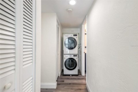 Condo in Daytona Beach Shores, Florida, 2 bedrooms  № 2378947 - photo 27