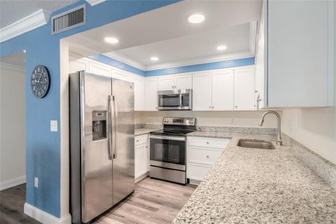Condo in Daytona Beach Shores, Florida, 2 bedrooms  № 2378947 - photo 12