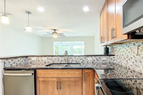 Condo in Crystal River, Florida, 2 bedrooms  № 1898867 - photo 15