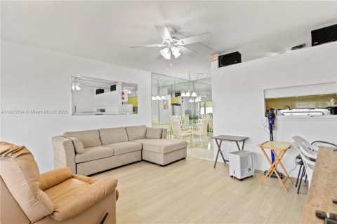 Condo in Hallandale Beach, Florida, 1 bedroom  № 1788709 - photo 9