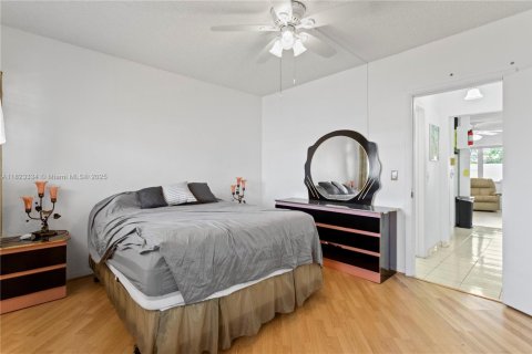 Condo in Hallandale Beach, Florida, 1 bedroom  № 1788709 - photo 12