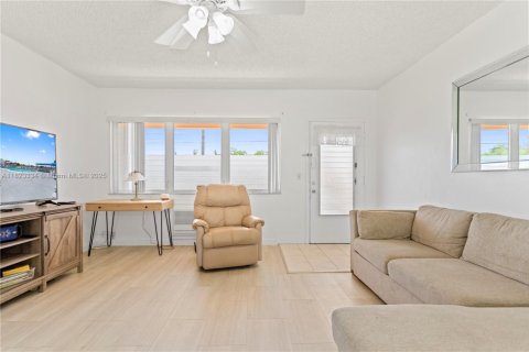 Condo in Hallandale Beach, Florida, 1 bedroom  № 1788709 - photo 10
