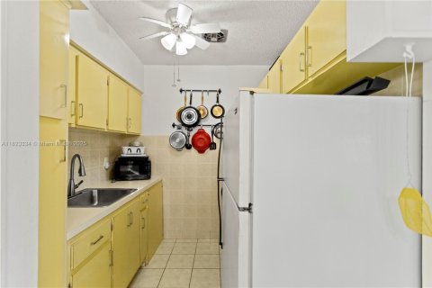 Condo in Hallandale Beach, Florida, 1 bedroom  № 1788709 - photo 3