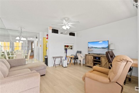 Condo in Hallandale Beach, Florida, 1 bedroom  № 1788709 - photo 8