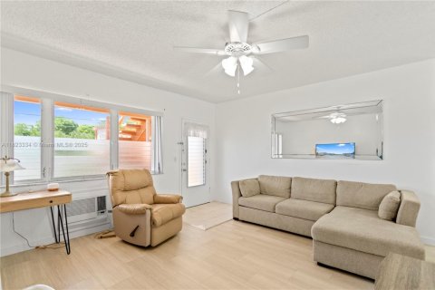 Condo in Hallandale Beach, Florida, 1 bedroom  № 1788709 - photo 6