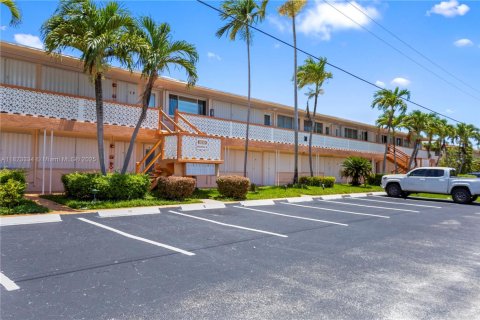 Condo in Hallandale Beach, Florida, 1 bedroom  № 1788709 - photo 1
