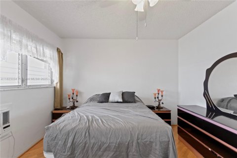 Condo in Hallandale Beach, Florida, 1 bedroom  № 1788709 - photo 11