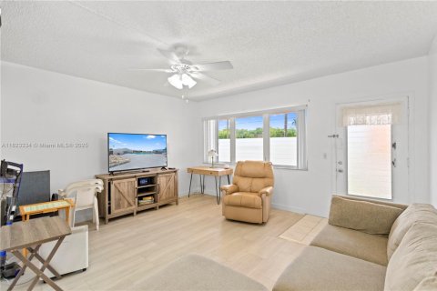 Condo in Hallandale Beach, Florida, 1 bedroom  № 1788709 - photo 7