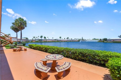 Condo in Hallandale Beach, Florida, 1 bedroom  № 1788709 - photo 20