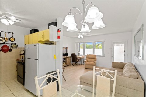 Condo in Hallandale Beach, Florida, 1 bedroom  № 1788709 - photo 2