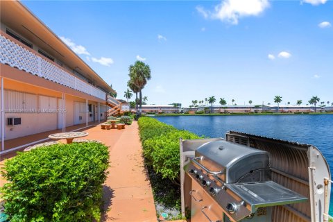 Condo in Hallandale Beach, Florida, 1 bedroom  № 1788709 - photo 19