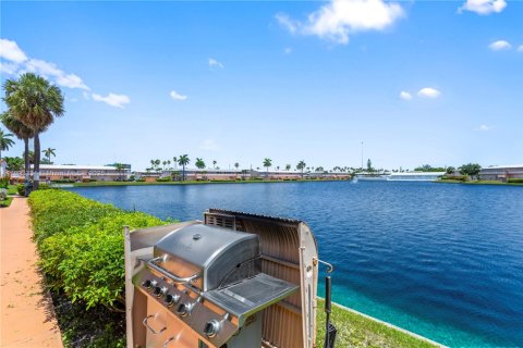 Condo in Hallandale Beach, Florida, 1 bedroom  № 1788709 - photo 21