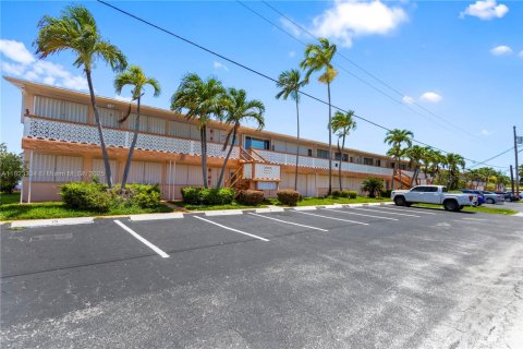 Condo in Hallandale Beach, Florida, 1 bedroom  № 1788709 - photo 17