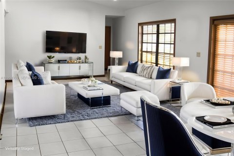Villa ou maison à vendre à Hialeah, Floride: 4 chambres, 252.14 m2 № 2029344 - photo 3