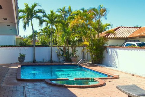 Villa ou maison à vendre à Hialeah, Floride: 4 chambres, 252.14 m2 № 2029344 - photo 14