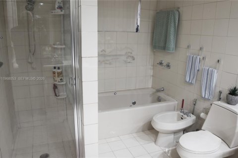 Villa ou maison à vendre à Hialeah, Floride: 4 chambres, 252.14 m2 № 2029344 - photo 9