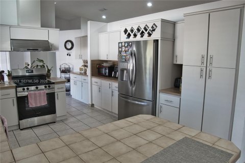 Villa ou maison à vendre à Hialeah, Floride: 4 chambres, 252.14 m2 № 2029344 - photo 12