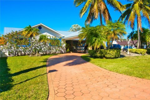 Villa ou maison à vendre à Hialeah, Floride: 4 chambres, 252.14 m2 № 2029344 - photo 17