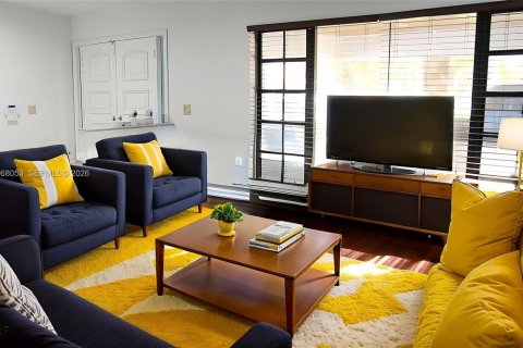 Villa ou maison à vendre à Hialeah, Floride: 4 chambres, 252.14 m2 № 2029344 - photo 2