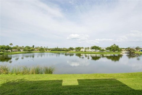Condo in Saint Petersburg, Florida, 1 bedroom № 2198998 - photo 2