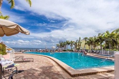 Condo in Saint Petersburg, Florida, 1 bedroom № 2198998 - photo 27