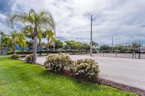 Condo in Saint Petersburg, Florida, 1 bedroom № 2198998 - photo 11