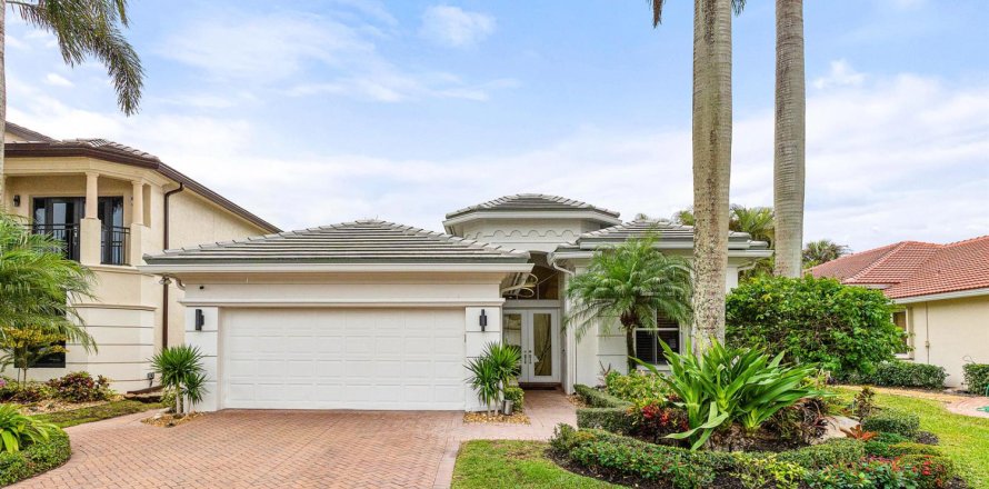 House in Delray Beach, Florida 3 bedrooms, 258.36 sq.m. № 2146548