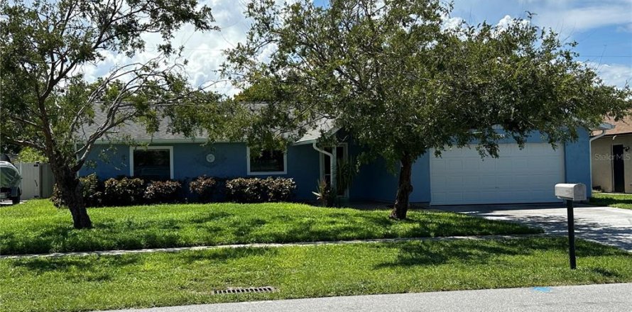 House in Merrit Island, Florida 3 bedrooms, 152.17 sq.m. № 1894328