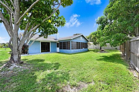 House in Merrit Island, Florida 3 bedrooms, 152.17 sq.m. № 1894328 - photo 24