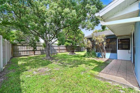 House in Merrit Island, Florida 3 bedrooms, 152.17 sq.m. № 1894328 - photo 22