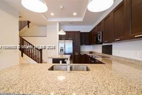 Touwnhouse à louer à Doral, Floride: 3 chambres, 226.5 m2 № 1948838 - photo 6