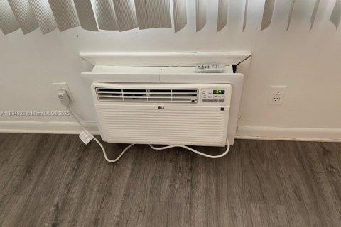 Condo in Pembroke Pines, Florida, 1 bedroom  № 1930490 - photo 11