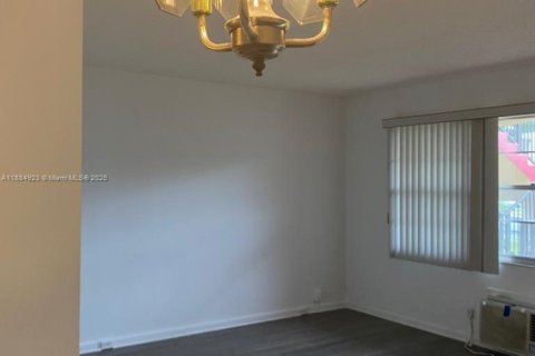 Condo in Pembroke Pines, Florida, 1 bedroom  № 1930490 - photo 13