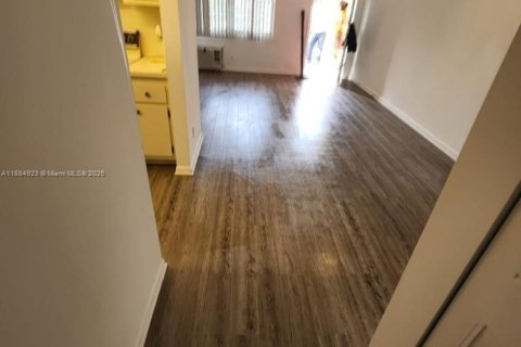 Condo in Pembroke Pines, Florida, 1 bedroom  № 1930490 - photo 12