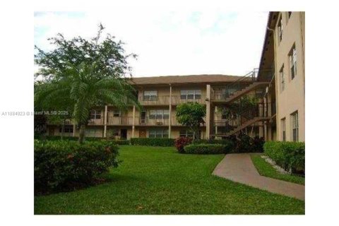 Condo in Pembroke Pines, Florida, 1 bedroom  № 1930490 - photo 1