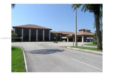 Condo in Pembroke Pines, Florida, 1 bedroom  № 1930490 - photo 2