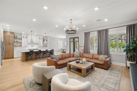 House in Tampa, Florida 5 bedrooms, 395.95 sq.m. № 1804752 - photo 14