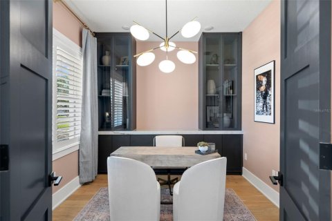 House in Tampa, Florida 5 bedrooms, 395.95 sq.m. № 1804752 - photo 5